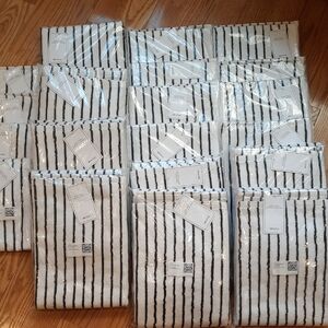 Elegant BRAND NEW IN PACKAGE Black and White Striped Towels, Bath,guest,and hand